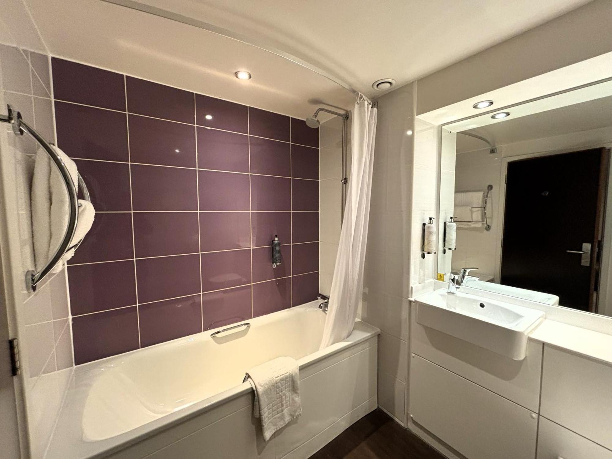 Premier Roomz Two Mills Ledsham  Exterior photo