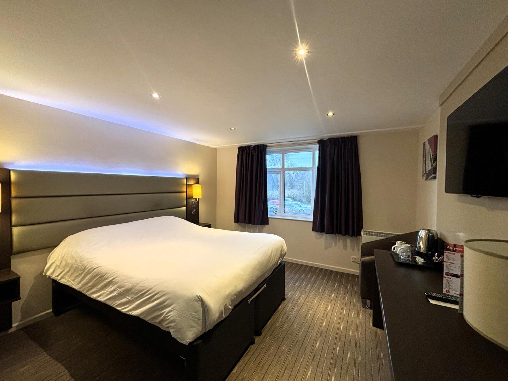 Premier Roomz Two Mills Ledsham  Exterior photo